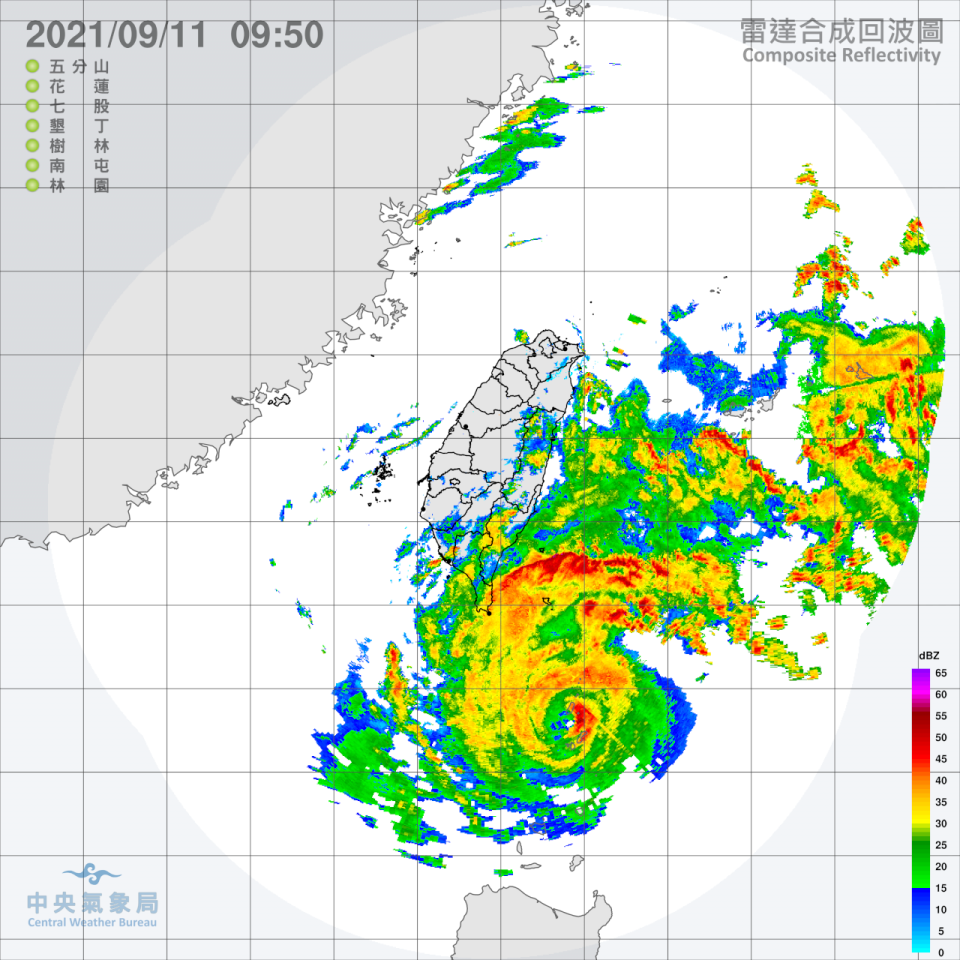 璨樹颱風11日上午9時位於鵝鑾鼻南南東方約200公里海面上，暴風圈即將觸碰台灣陸地。(圖：中央氣象局)