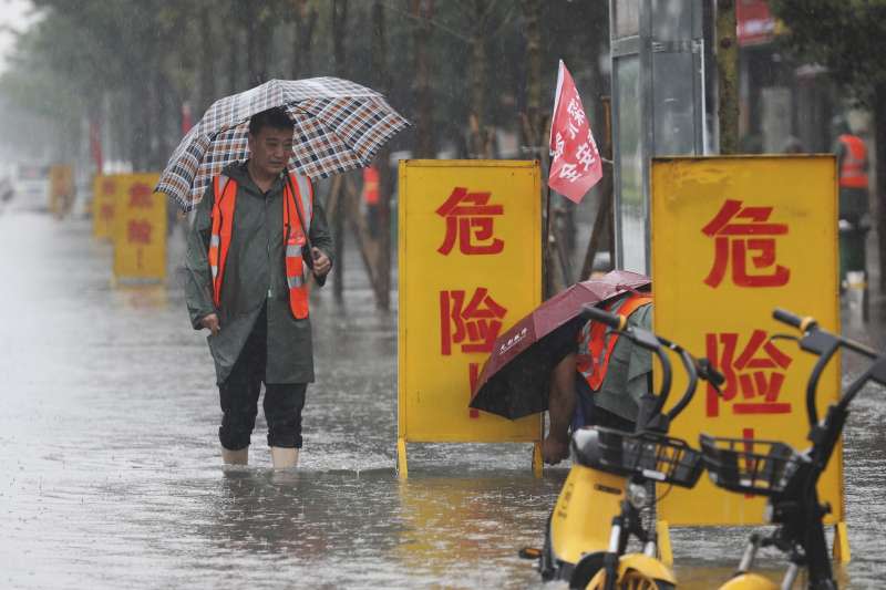 極端氣候、極端天氣、洪水。中國河南省7月20日因暴雨成災。（AP）