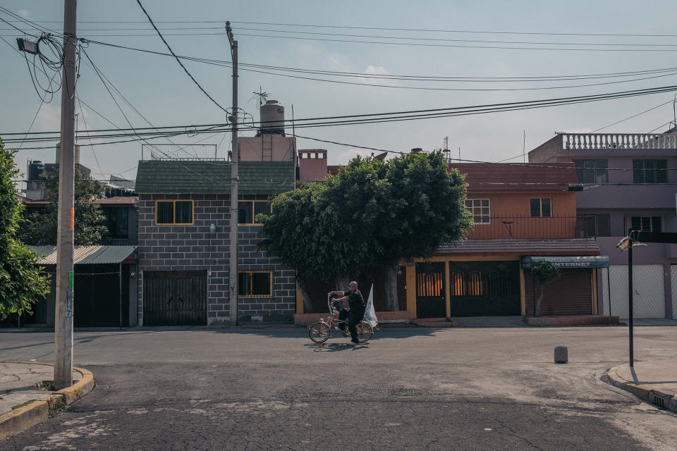 Fernando on his bicycle in Ecatepec, Mexico, in 2017