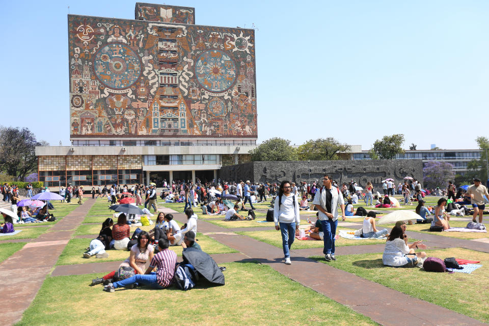 Estudiantes de la UNAM en México se reúnen para ver el eclipse