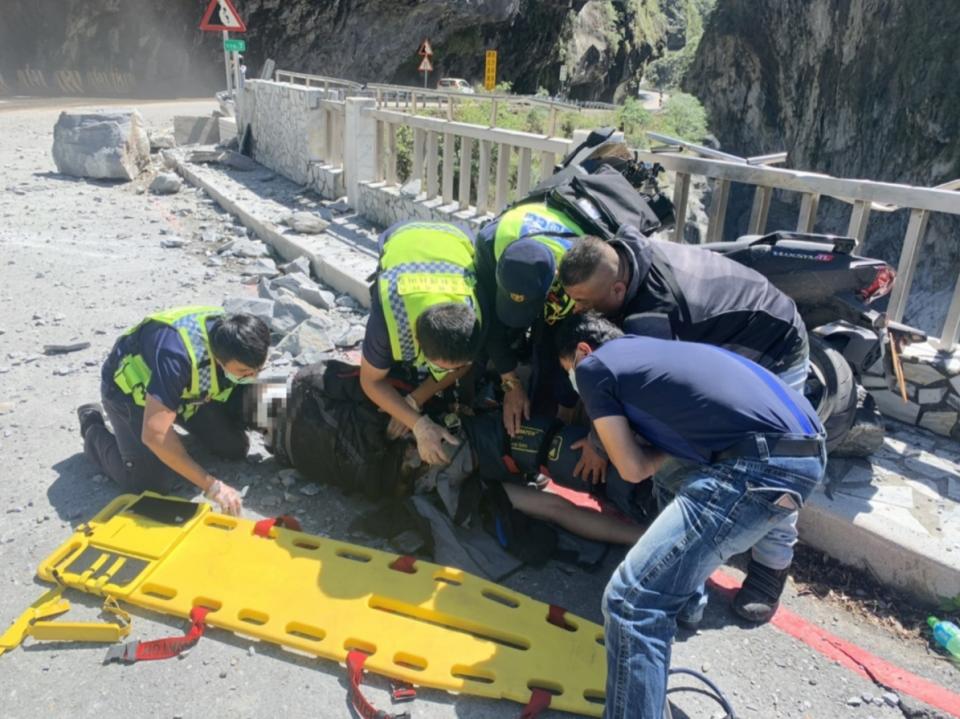 台8線中橫公路太魯閣路段日前因連續豪雨沿線多處落石，15日才全線搶通放行，16日上午就傳出2名重機騎士行經慈母橋附近遭落石砸中，46歲劉姓騎士右大腿骨折送醫，同行的黃姓車友僅車損。（新城警分局提供）