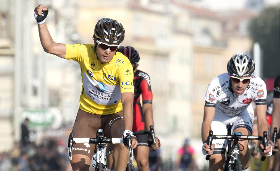 El ganador de la carrera París-Niza, el colombiano Carlos Alberto Betancur, celebra en la meta tras la última etapa, en Niza, en el sur de Francia, el domingo 16 de marzo de 2014. (AP Foto/Lionel Cironneau)