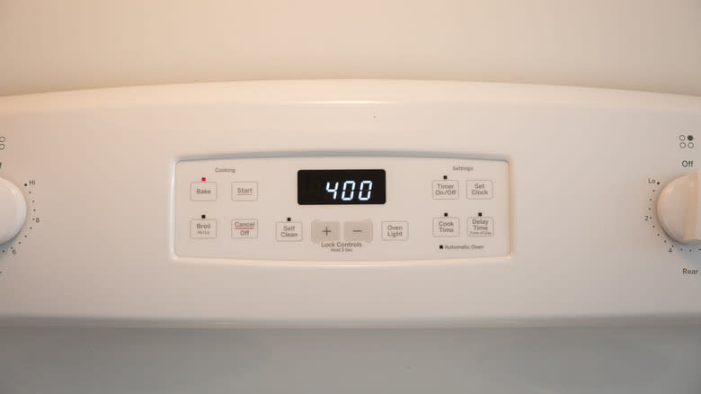 oven displaying 400 degrees 