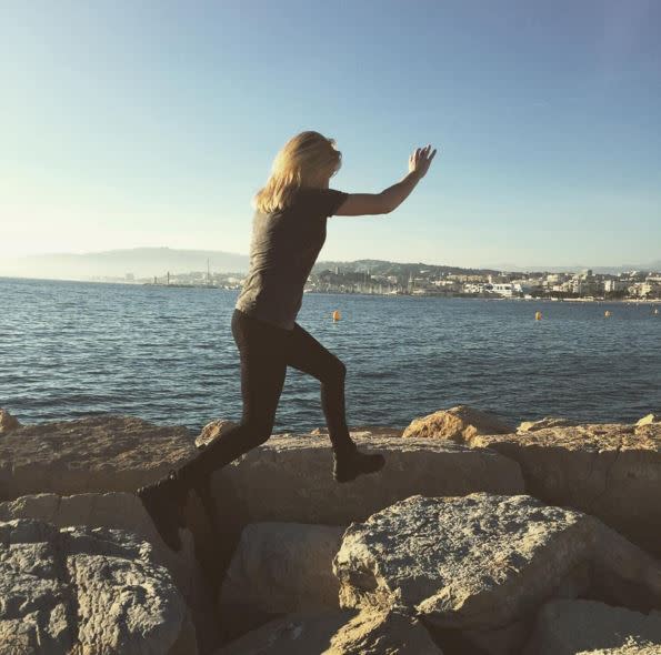 Ellie Goulding - La chanteuse est venue à Cannes pour les NRJ Music Awards. Et au lieu de répéter… elle s’amuse sous le soleil et face à la mer. Une grande enfant !