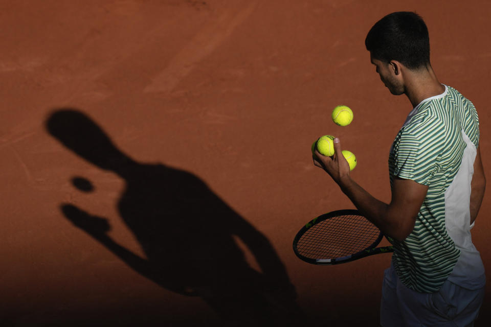 Spain's Carlos Alcaraz plays with 3 balls in his hand as he prepares to serve during his second round match of the French Open tennis tournament against Japan's Taro Daniel, at the Roland Garros stadium in Paris, Wednesday, May 31, 2023. (AP Photo/Thibault Camus)