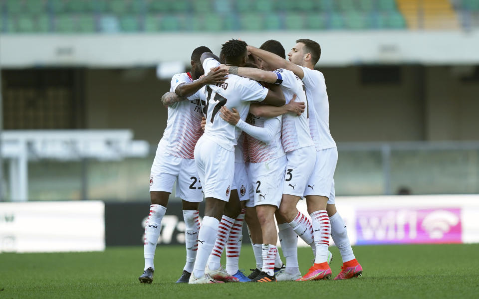 Los jugadores del Milan celebran el gol de Rade Krunic en la victoria 2-0 ante Hellas Verona en el partido de la Serie A italiana, el domingo 7 de marzo de 2021, en Verona. (Spada/LaPresse vía AP)