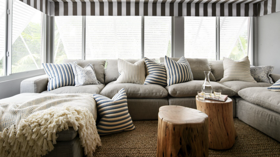 ceiling design ideas, black and white stripes on ceiling of living room