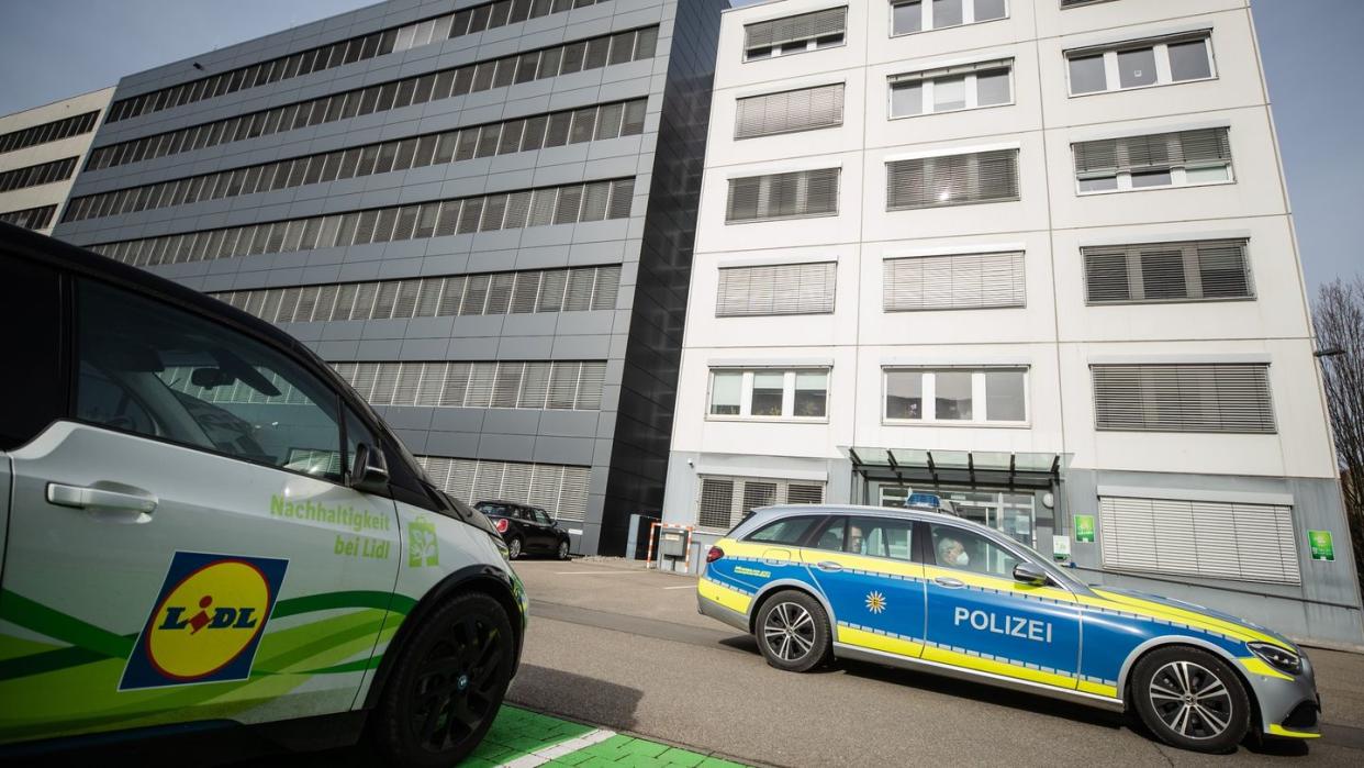 Ein Fahrzeug der Polizei vor der Lidl-Zentrale in Neckarsulm.