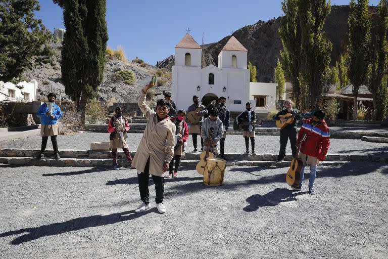 El colegio fue el sueño y es la obra de otro sacerdote, el Padre Chifri (su verdadero nombre fue Sigfrido Moroder), reverenciado como santo en las comunidades de montaña