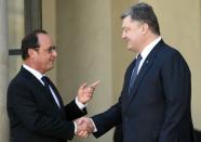 French President Francois Hollande (left) talks with his Ukrainian counterpart Petro Porochenko ahead of a regional summit meeting at the Elysee Palace in Paris, on October 2, 2015