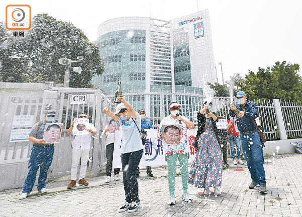 壹傳媒大樓：多名市民自發到壹傳媒大樓外抗議，以香檳禮炮慶祝黎智英被捕。（黃偉邦攝）