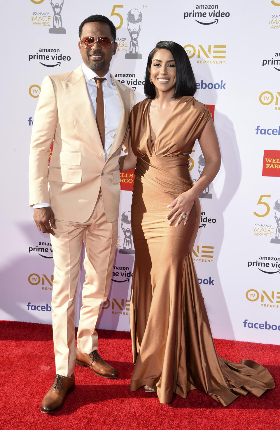 CORRECTS TO KYRA ROBINSON INSTEAD OF MECHELLE EPPS - Mike Epps, left, and Kyra Robinson arrive at the 50th annual NAACP Image Awards on Saturday, March 30, 2019, at the Dolby Theatre in Los Angeles. (Photo by Richard Shotwell/Invision/AP)