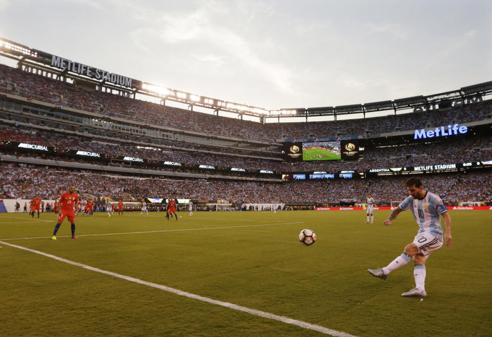 ARCHIVO - El delantero argentino Lionel Messi (10) remata durante el primer tiempo de la final contra Chile en la Copa América Centenario, el 26 de junio de 2026 en East Rutherford, Nueva Jersey. (AP Foto/Frank Franklin II)