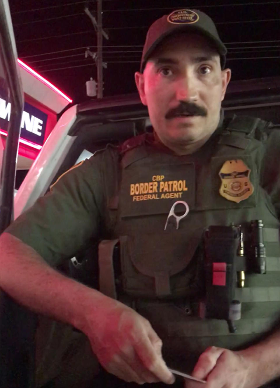 Image: Border patrol agent detains two U.S. citizens speaking Spanish (Viral Hog)