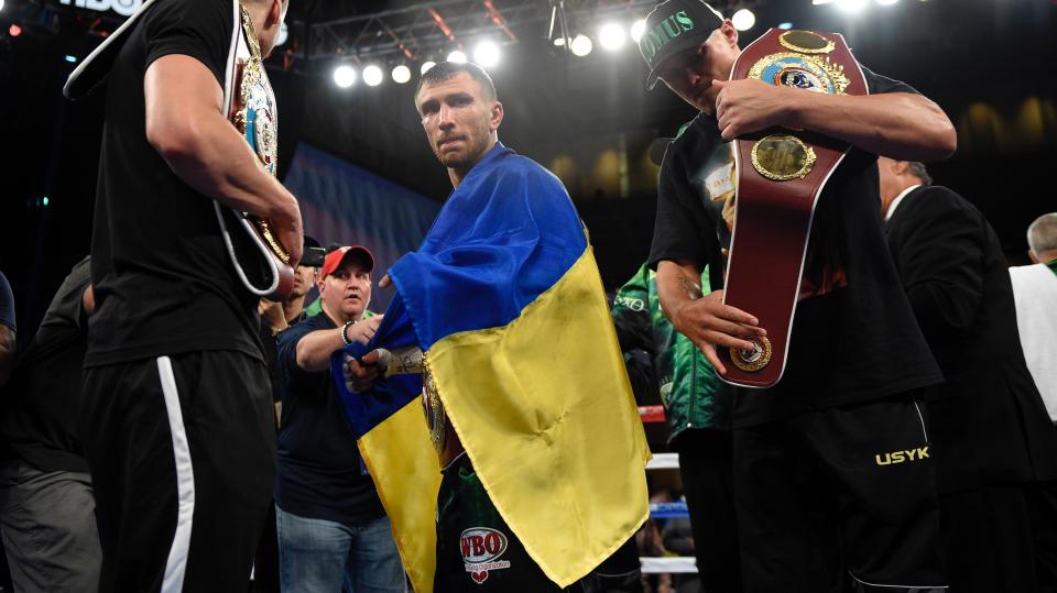 Vasyl Lomachenko, centro, de Ucrania, mira después de un combate de boxeo contra Jason Sosa, no visto, la madrugada del domingo 9 de abril de 2017, en Oxon Hill, Md. Lomachenko ganó el combate.  (Foto AP/Nick Wass)