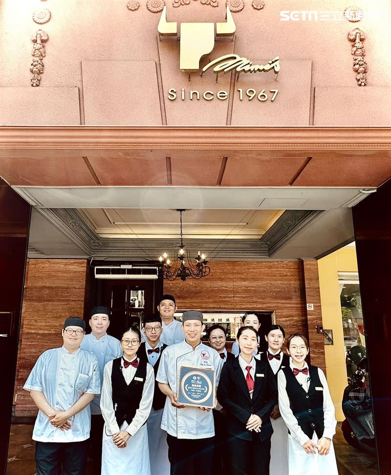 新統一泓品傳統牛排館是台灣第1家傳統牛排館，榮獲2023「美旗林金餐獎」獲選全台70家最佳餐廳之一，員工與有榮焉與獎牌合影。（圖／翻攝粉專）
