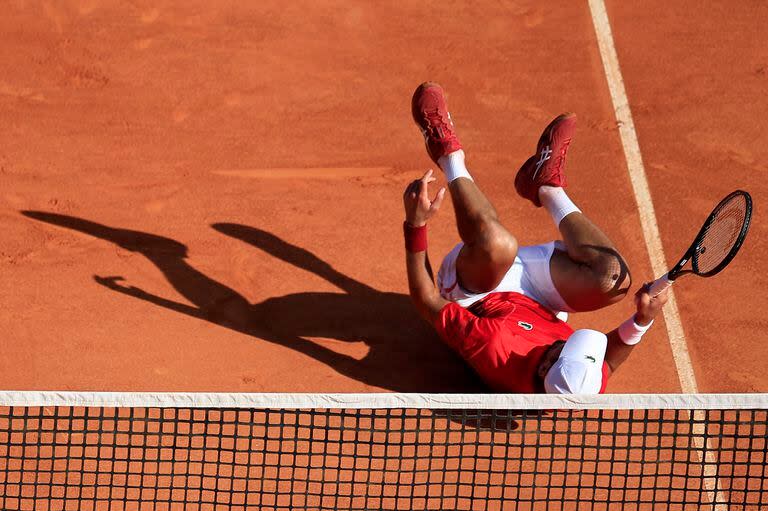 Una caída de Novak Djokovic, que luego se recompuso y ganó un partido complicado contra el australiano Alex de Miñaur, sin jugar bien, en el Masters 1000 de Montecarlo.