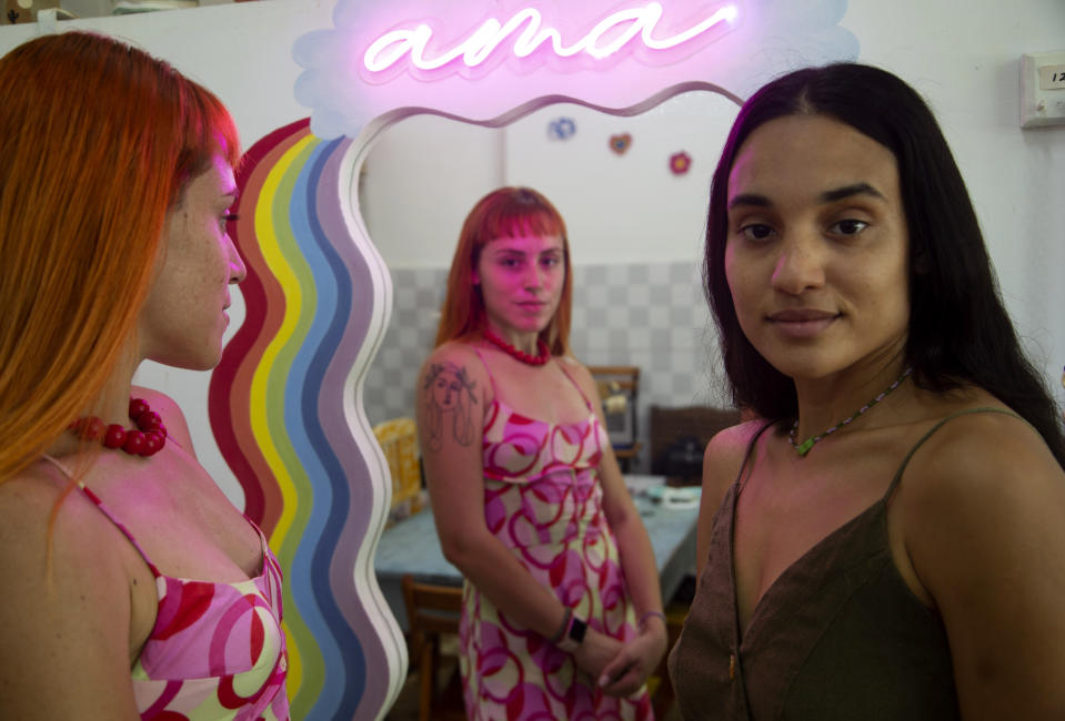 María Carla Puga, a la derecha, y Ana María Torres posan para un retrato en su joyería y taller llamado "Ama" que también tiene una cafetería en La Habana, Cuba, el martes 27 de junio de 2023. (AP Foto/Ismael Francisco)