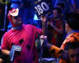 625 Mal dürfen die Fans ihre 180er-Schildchen in die Höhe heben - so oft erzielen die Spiele das Maximum im Darts. 625 Mal "Yabba Dabba Doo!"