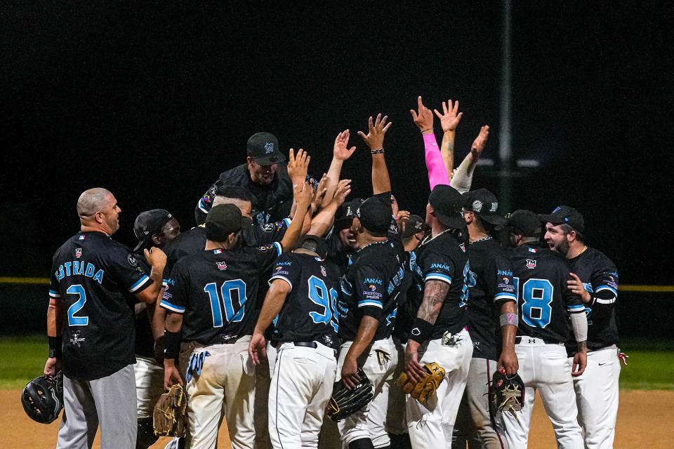 Los Marlins de Austin, un equipo compuesto en su mayoría por inmigrantes venezolanos, celebran haber vencido a las Estrellas en un partido decisivo de la Liga Venezolana de Softbol el 8 de junio.