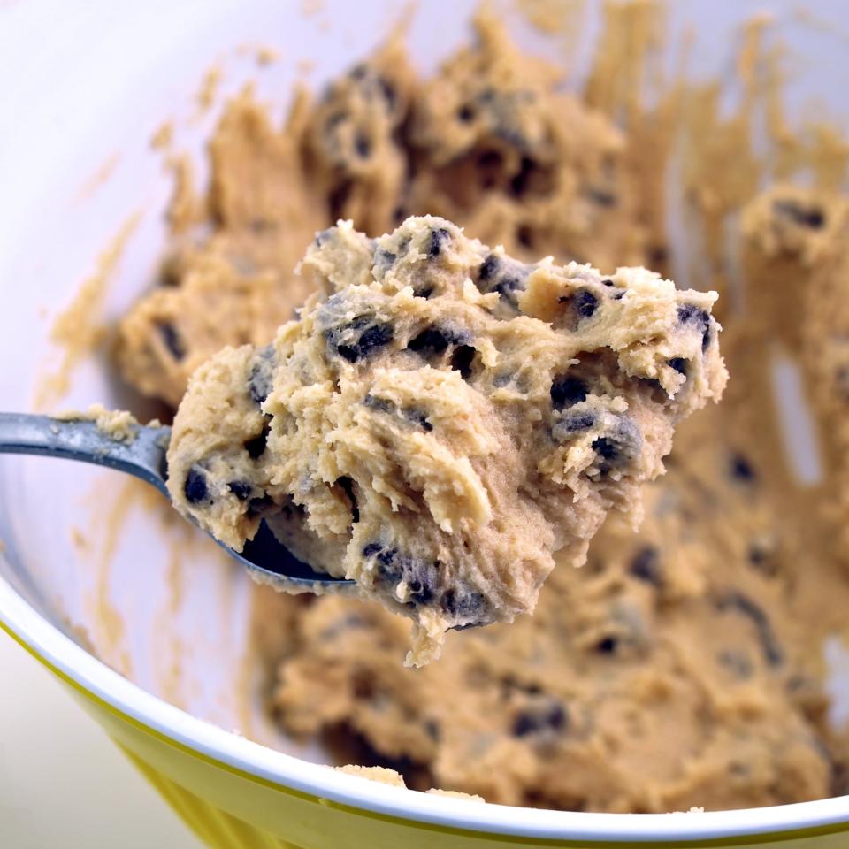 La masa cruda de galletas puede contaminarse de E.coli y salmonella y enfermar a quien se la coma. (PopSugar)