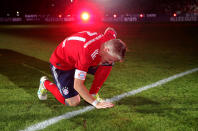 <p>Und dann war endgültig Schluss. Schweinsteiger berührt beim Schlusspfiff den heiligen Rasen der Allianz Arena. </p>