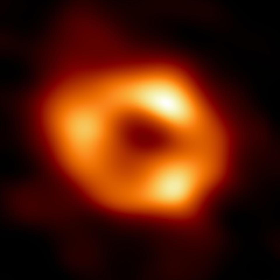 <span class="caption">La première image de Sgr A*, le trou noir supermassif situé au centre de notre galaxie.</span> <span class="attribution"><a class="link " href="https://www.eso.org/public/france/images/eso2208-eht-mwa/" rel="nofollow noopener" target="_blank" data-ylk="slk:eso2208-eht-mwa">eso2208-eht-mwa</a>, <a class="link " href="http://creativecommons.org/licenses/by-sa/4.0/" rel="nofollow noopener" target="_blank" data-ylk="slk:CC BY-SA">CC BY-SA</a></span>