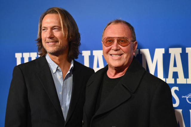 Designer Michael Kors marries longtime partner - CBS News