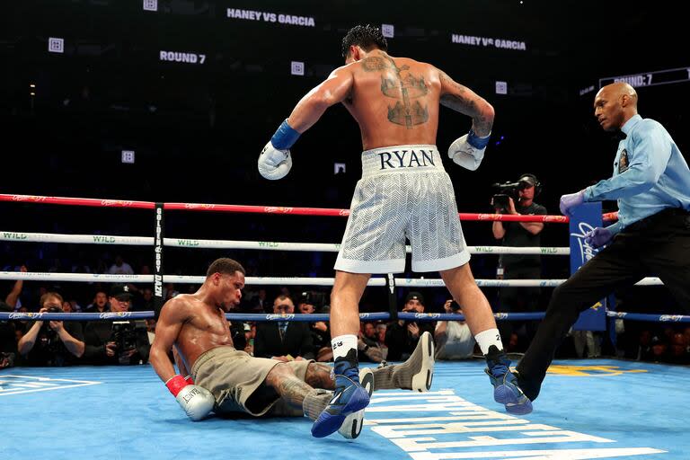 Ryan García derriba a Devin Haney durante la pelea en el Barclays Center de New York