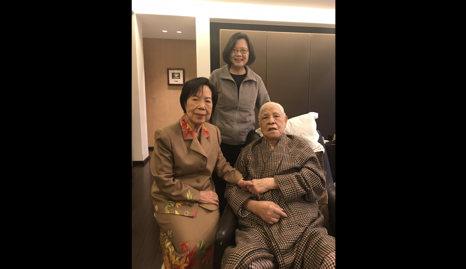 總統蔡英文2月曾前往前總統李登輝住所，探望他和夫人曾文惠，並祝賀農曆新年快樂。（圖／總統府）