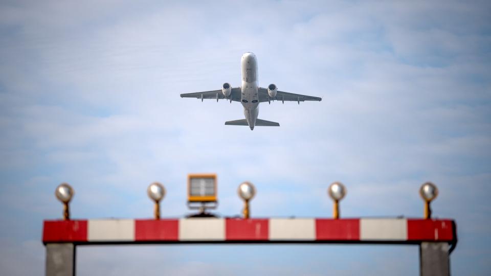 Ein Flugzeug startet vom Flughafen Hannover. Die wohl ungewöhnlichste Urlaubssaison seit Jahrzehnten ist eröffnet.