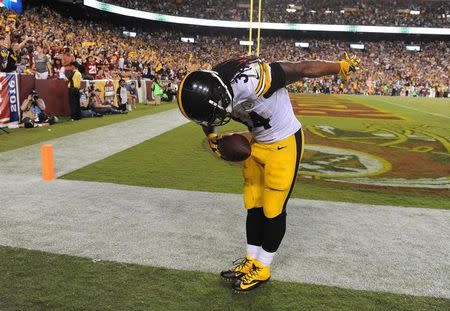 Sep 12, 2016; Landover, MD, USA; Pittsburgh Steelers running back DeAngelo Williams (34) takes a bow after scoring a touchdown against the Washington Redskins during the game at FedEx Field. Mandatory Credit: Brad Mills-USA TODAY Sports