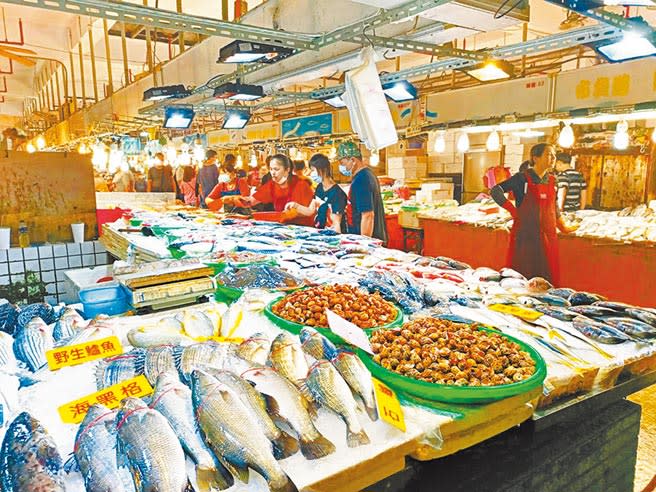隨著疫情趨緩，嘉義縣布袋觀光漁市場最近人潮慢慢回流。（本報系資料照片）