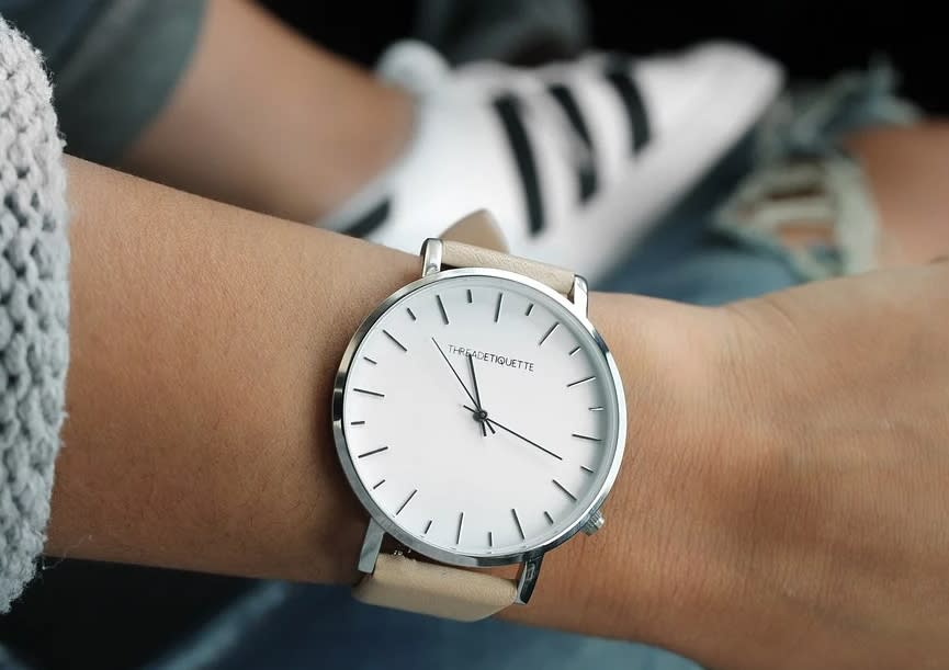 鄭男送陳女萬元手表，想打動她的芳心。（示意圖／Pixabay）