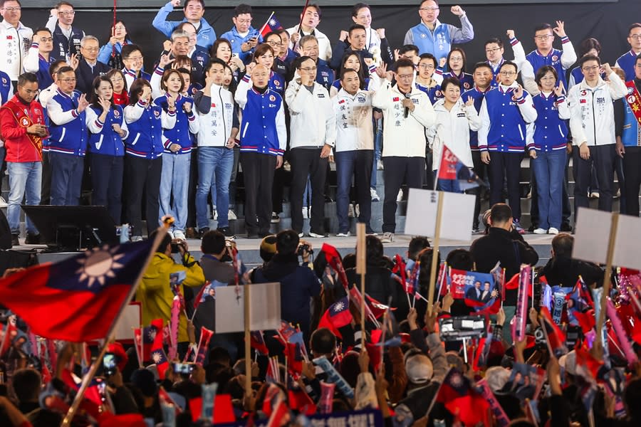 國民黨總統候選人侯友宜 「贏回中華民國 」選前之夜造勢晚會12日晚間在新北市板橋第一運動場舉行，國民黨副總統候選人趙少康（前右5）與侯友宜（前右6）呼口號盼勝選。（中央社）