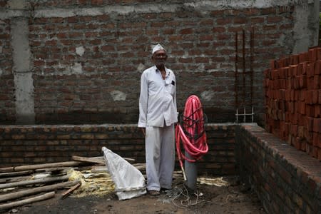 The Wider Image: The Indian children who take a train to collect water