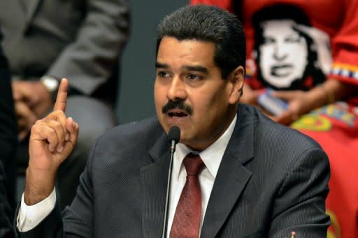 "#TROPA #TROPA #TROPA a la carga con la Verdad frente al Fascismo que Amenaza a nuestra Patria otra vez.. Ya basta de amenazas.. Justicia...", escribió en ese momento Maduro en twitter. (AFP | Leo Ramírez)