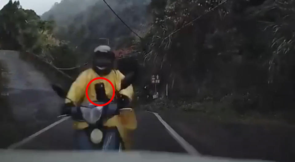 行車紀錄器拍下騎士當時竟然正在滑手機，影片曝光引發網友們熱議！（圖片來源：爆料公社）