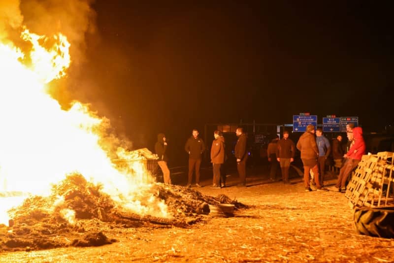 Farmers block the A51 highway during their strike. Gilles Bader/Le Pictorium via ZUMA Press/dpa