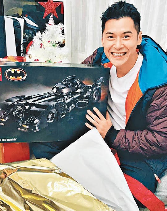 陳家樂拿着蝙蝠車玩具，笑得好開心！