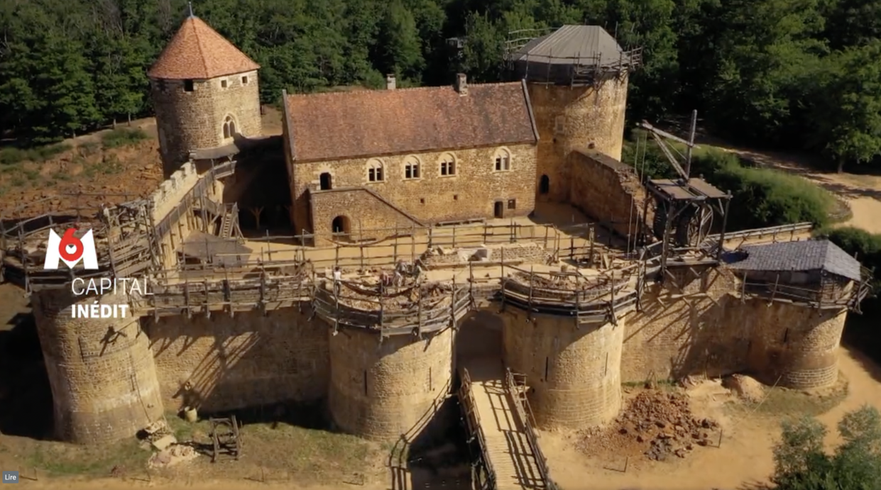 Le château médiéval en chantier a été épinglé à cause du traitement des bénévoles.