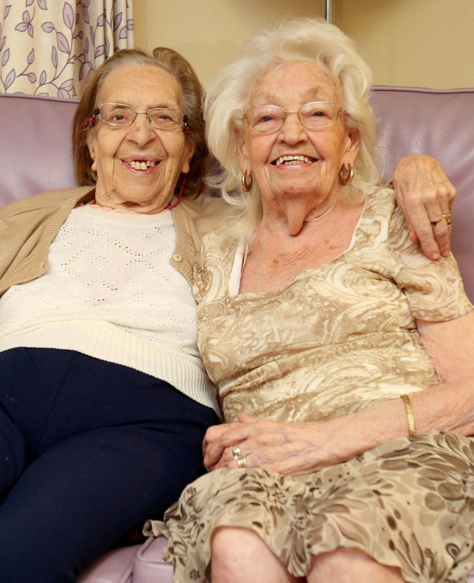 Olive Woodward, a la izquierda, y Kathleen Saville se conocieron en 1941 y han sido amigas desde entonces. [Foto: SWNS]