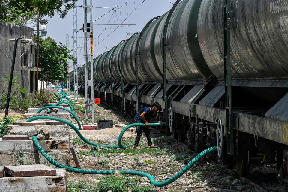 Un tren lleva agua para aliviar a la India abrasada por el calor