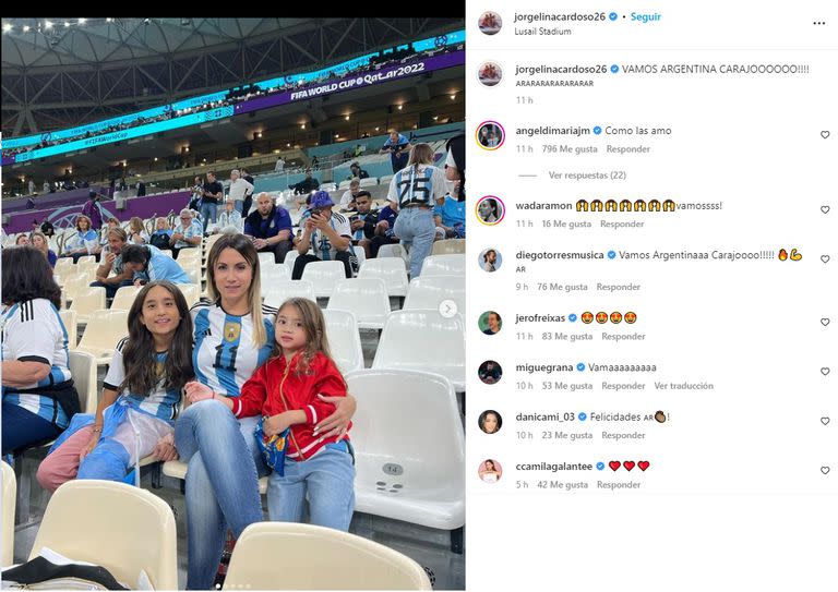 Jorgelina Cardoso junto a Mía y Pía en las tribunas del Lusail