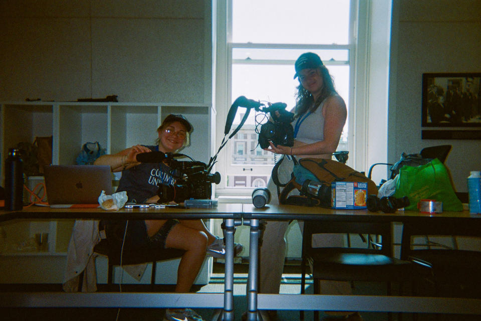 Carla Mende, left, and Gaia Caramazza, in the newsroom.<span class="copyright">Elza Goffaux </span>