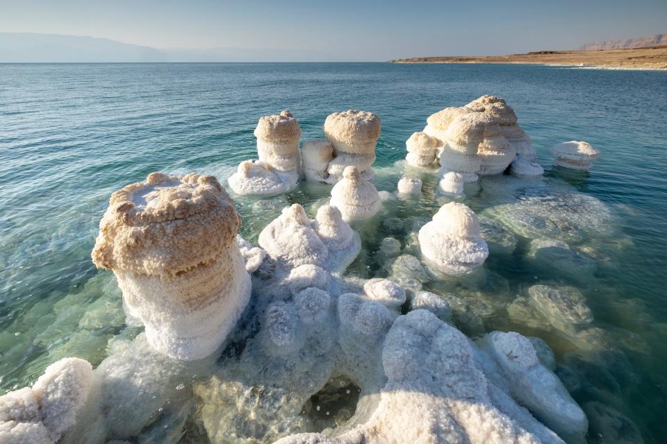 Das Tote Meer ist reich an Magnesium, das ein wichtiger Bestandteil des Salzwassers ist. - Copyright: Science Photo Library via Getty Images