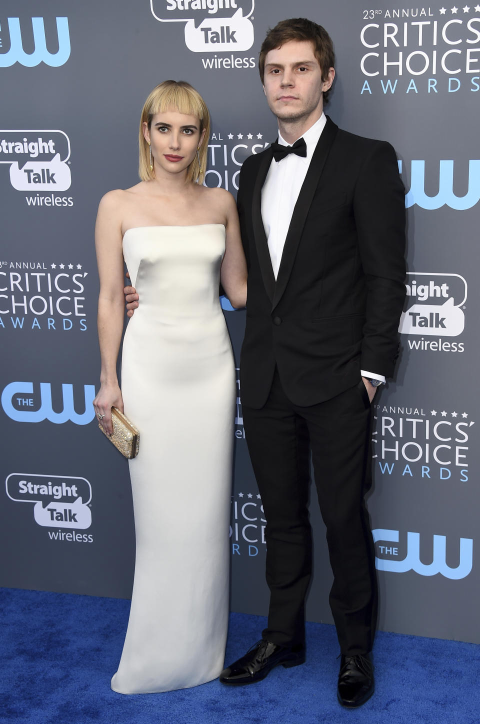 <p>Emma Roberts flanierte mit ihrem Freund Evan Peters über den blauen Teppich. Sie trug ein elegantes bodenlanges Satinleid von Georgio Armani und präsentierte erstmals ihren angesagten Micropony. (Bild: Jordan Strauss/Invision/AP Photo) </p>