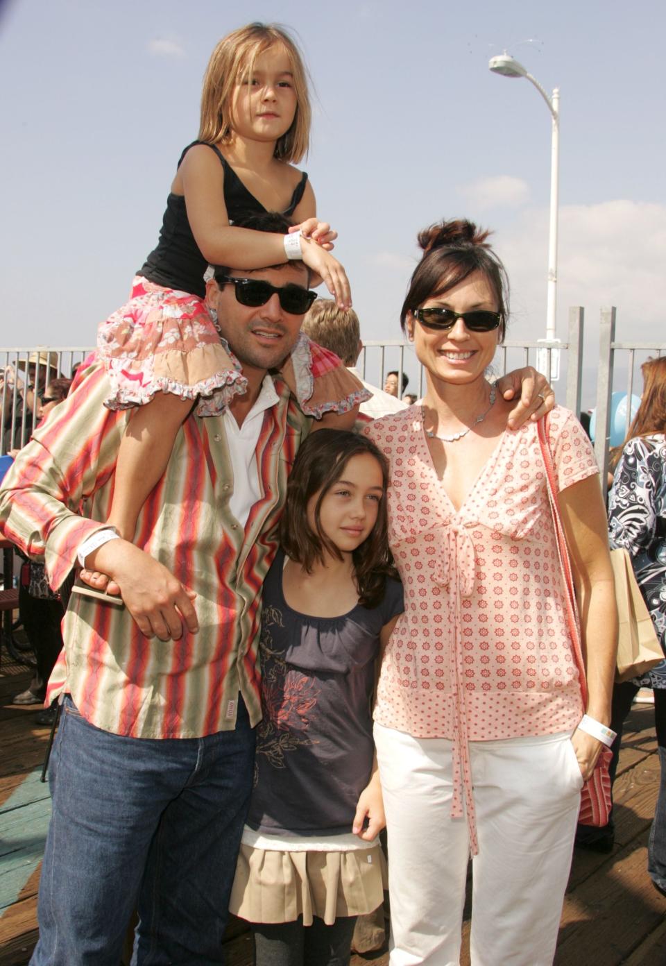 <span><span>Kyle Chandler and family, 2007</span><span>Matt Baron/BEI/Shutterstock</span></span>