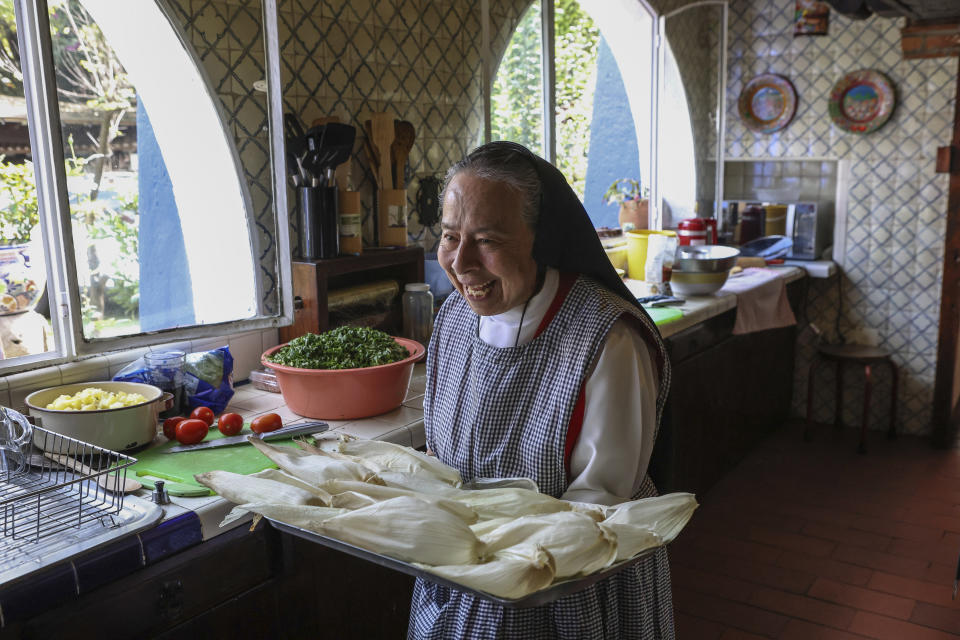 La hermana María Inés Maldonado, de 76 años, con una bandeja de tamales rellenos de pollo y salsa verde en el convento de las Adoratrices Perpetuas del Santísimo Sacramento, en Ciudad de México, el viernes 10 de diciembre de 2023. (AP Foto/Ginnette Riquelme)