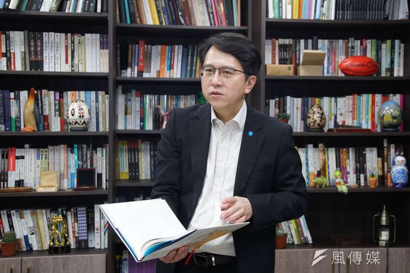 20200423-立委邱志偉接受《風傳媒》專訪，喜愛閱讀的他，在國會研究室裏頭有可觀的ˊ藏書。（盧逸峰攝）